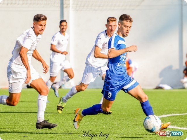 גיל כהן מהכח (שמאל) רודף אחרי גיא אמסלם מיפו (מאיה לוי)